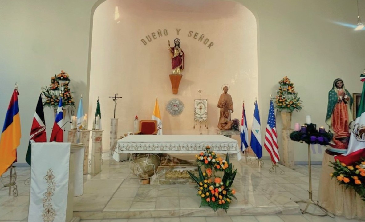 Hermanas de la congregación reunidas en oración en la Capilla de la Casa Central